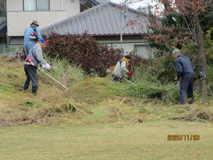 地域の方々による除草作業