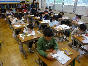 ２年生 図工　「ふしぎな花をつくろう」