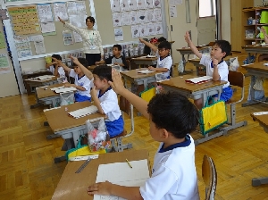 1年生　どきどき、わくわく！笑顔あふれる「ひらがなビンゴ」！