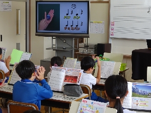４年生音楽　カスタネットとリコーダーの楽しい時間