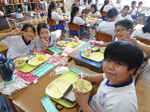 みんなそろってうれしいね！　笑顔はじける5年生給食タイム