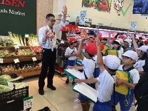 ３年生　社会科見学に行ってきました！スーパーマーケット＆観光交流センター「秀緑」