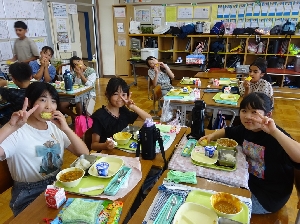 ５年生が収穫したトウモロコシが給食に！感謝しておいしくいただきました。