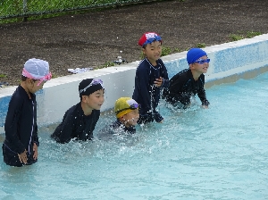 1年生　2回目のプール！元気に水遊びを楽しみました。