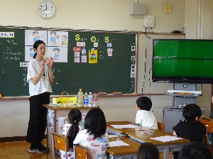 4年生　食に関する授業　おやつの「SOS」？