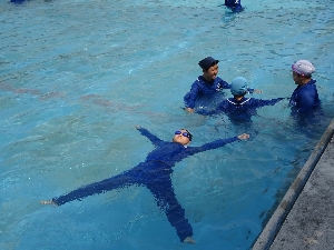 水泳学習の締めくくり　着衣泳を行いました！