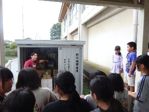4年生社会　地震に備えるまちづくり　防災備蓄倉庫見学！