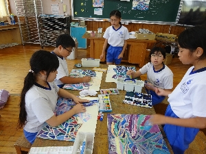 5年生図工　秋の作品展に向けて　「嵐の海」の製作が進んでいます