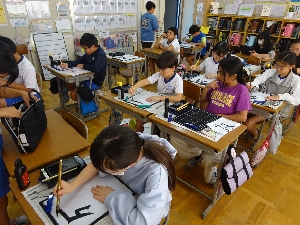 ５年生書写　毛筆で「成長」、前期の通知票を配付