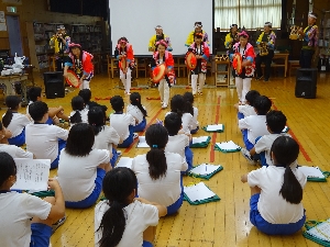 ４年生社会　「寺久八木節保存会」のみなさんを迎えて
