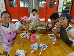 ５年生宿泊学習２日目　うどん打ち体験