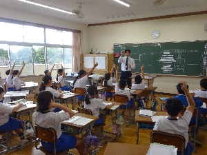 ４年生 社会科「地域に受け継がれてきたもの」猿島八木節に込められた思いに迫る