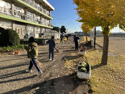 朝の落ち葉はきを頑張っています！