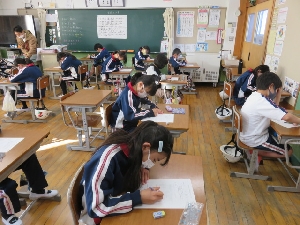 １／１２，１３　学力診断のためのテストの様子