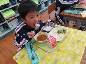 ４／１０　１年生　初めての給食