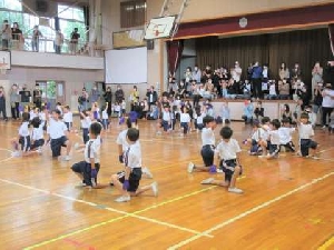 体育館でダンス披露！みんな気持ちがこもっていたね！