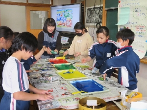 ３年生　図画工作　版画の学習「でこぼこさん　大集合！」