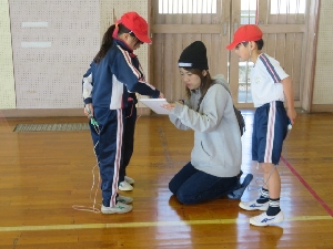 ２月４日　２年生体育（保護者ボランティア）