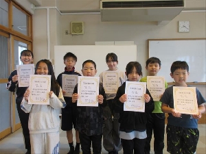 【４月１３日】学級委員認証式、ミニバスケットボールクラブの表彰