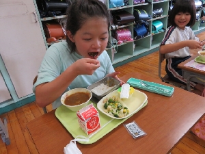 ９／２　久しぶりの給食だ！カレーはやっぱりおいしいな！