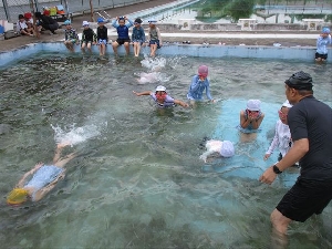 【第１・２学年】着替えから　すでに始まる　お祭り騒ぎ