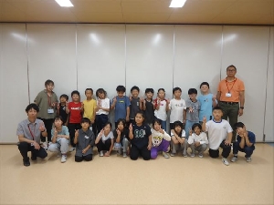 【第３学年校外学習】クリームを　詰める仕事に　愛がある！