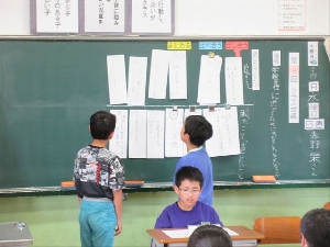 【お客様来校】板書見て　今日の学びの　跡を知る！