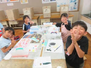 【第１学年図工】ピカソ超え？　色彩放つ　エネルギー！！