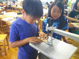 【第５学年　図工】チャイムまで　瞬き忘れて　切り進む！