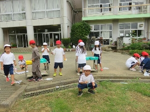 【第１学年】みてみてと　おおきいシャボン　自慢げに