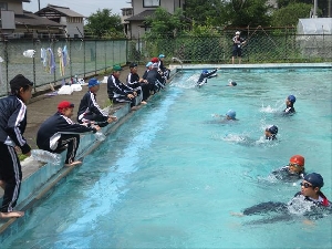 【第５・６学年　着衣泳】合言葉 　「浮いて待て」だよ　落ち着いて