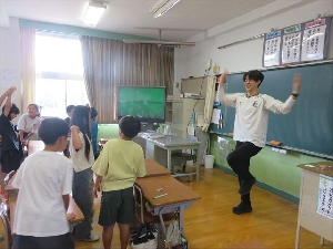 【全学年　クラスタイム】パスつなぎ　心のパスも　つながった！！