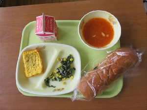 【給　食】柔らかさ　もう低反発　クッションだ！