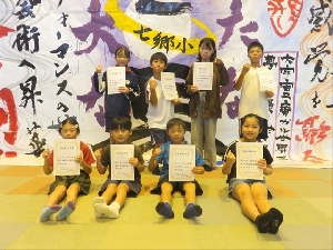 【学級委員認証式】頼んだぞ‼　証書を受け取る　照れた顔