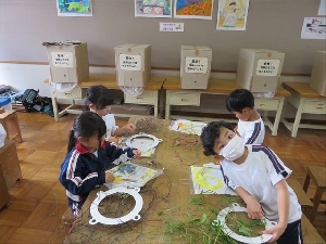 【第１学年　生活】夏咲いた　花の御礼に　リースまく