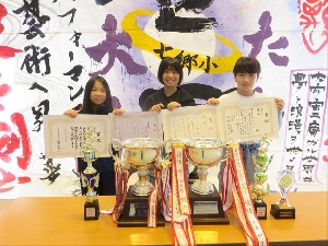 【南MBC】黄金咲く　トロフィーの列　 天高く