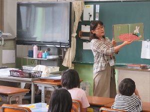 【第２学年　読み聞かせ】連行の　コマで教室　息をのむ！