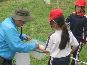 【第３学年　校外学習】館内で　学んだ知識　野外で探す