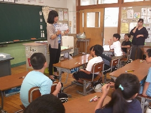 【第３学年　食に関する指導】ひとくちは　味の世界の　パスポート