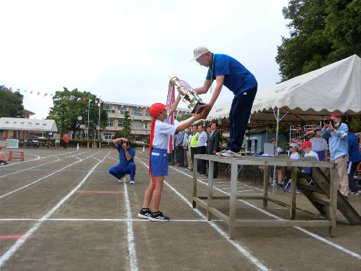 優勝トロフィー返還