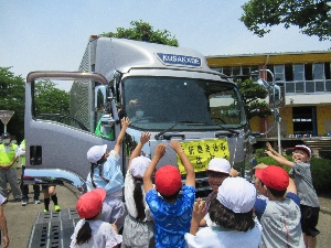 ６月８日（木）１・２年生交通安全教室を行いました。