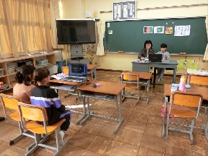 １１月２２日（水）逆井山小学校 日本語学級とのオンライン交流