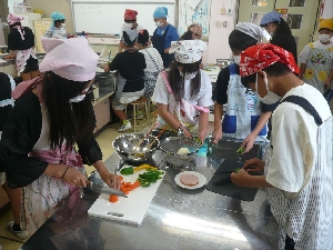 ６月２４日（火）調理実習（６年生）