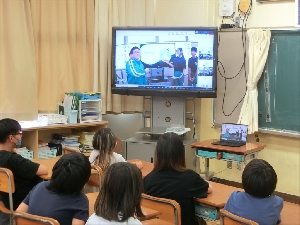 ７月９日（水）５・６年生英語プレゼンテーションフォーラム見学