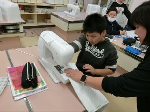 １０月３１日（金）家庭科の授業（６年生）