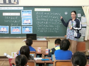 １１月７日（金）養護教諭による歯科指導（３年生）