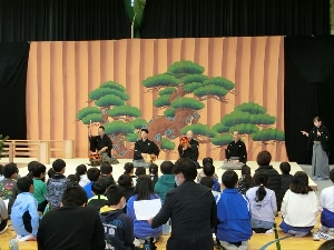 １１月１８日（火）伝統文化にふれる能楽体験をしました