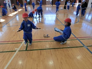 2月4日（水） 1年生・6年生合同体育「なわとび」
