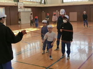 ２月６日（金）　１・６年生の合同体育を行いました