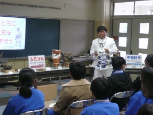 ２月２６日（木）６年生　埋蔵文化財出前講座 「古代人と一緒に地域の歴史を学ぼう」